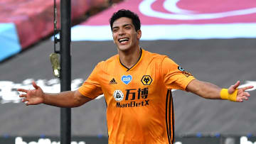 Raúl Jiménez festeja un gol, en partido entre el Wolverhampton y el West Ham United.