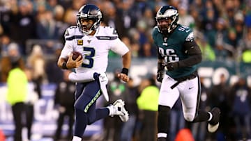 Russell Wilson en plena carrera durante juego de comodines contra los Eagles