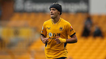 Raúl Jiménez volvió a ser titular en un partido oficial con los Wolves