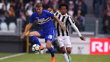 TURIN, ITALY - APRIL 15: Dennis Praet (L) of Sampdoria is challenged by Juan Cuadrado of Juventus during the serie A match between Juventus and UC Sampdoria at Allianz Stadium on April 15, 2018 in Turin, Italy. (Photo by Tullio M. Puglia/Getty Images)
