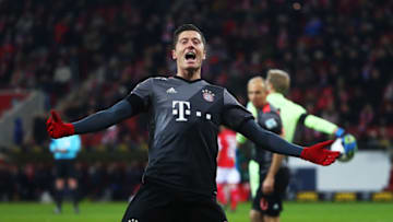 MAINZ, GERMANY - DECEMBER 02: Robert Lewandowski of Bayern Munich celebrates after scoring a penalty goal during the Bundesliga match between 1. FSV Mainz 05 and Bayern Muenchen at Opel Arena on December 2, 2016 in Mainz, Germany. (Photo by Alex Grimm/Bongarts/Getty Images)