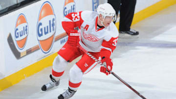 BOSTON, MA - FEBRUARY 11: Kris Draper #33 of the Detroit Red Wings looks to make a pass against the Boston Bruins at the TD Garden on February 11, 2011 in Boston, Massachusetts. (Photo by Steve Babineau/NHLI via Getty Images)
