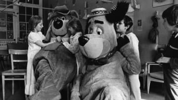 29th March 1978: Children playing with people dressed as 'Huckleberry Hound' and 'Yogi Bear' during their visit to the Royal National Nose Throat And Ear Hospital. (Photo by Robin Jones/Evening Standard/Getty Images)