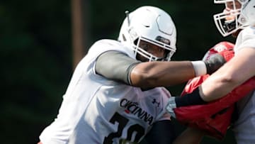 Cincinnati Bearcats offensive lineman Jakari Robinson during practice. Cincinnati Athletics.