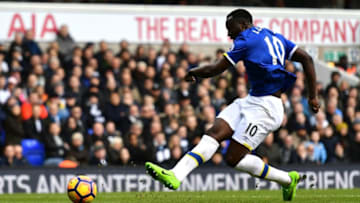 LONDON, ENGLAND - MARCH 05: Romelu Lukaku of Everton scores his sides first goal during the Premier League match between Tottenham Hotspur and Everton at White Hart Lane on March 5, 2017 in London, England. (Photo by Dan Mullan/Getty Images)