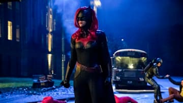 Ruby Rose as Kate Kane/Batwoman and Grant Gustin as Oliver Queen/Green Arrow in Arrow -- "Elseworlds, Part 2" -- Photo: Jack Rowand/The CW