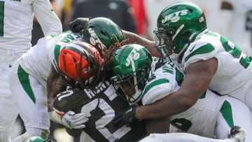 Browns running back Kareem Hunt is swarmed by the New York Jets. (Syndication: Akron Beacon Journal)
