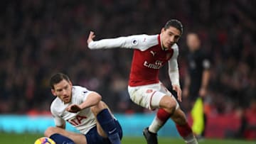 LONDON, ENGLAND - NOVEMBER 18: Jan Vertonghen of Tottenham Hotspur and Hector Bellerin of Arsenal in action during the Premier League match between Arsenal and Tottenham Hotspur at Emirates Stadium on November 18, 2017 in London, England. (Photo by Shaun Botterill/Getty Images)