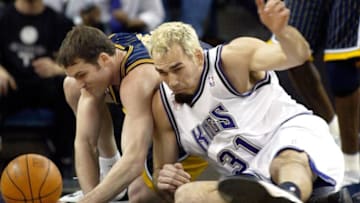 SACRAMENTO, UNITED STATES: Sacramento Kings' center Scot Pollard (R) and Indiana Pacers' forward Austin Croshere struggle for a loose ball during the first period of their game 03 March 2002 at ARCO Arena in Sacramento, California. AFP PHOTO/John G. MABANGLO (Photo credit should read JOHN G. MABANGLO/AFP via Getty Images)
