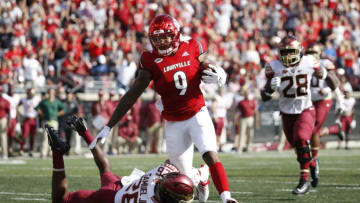 LOUISVILLE, KY - SEPTEMBER 29: Jaylen Smith #9 of the Louisville Cardinals tries to break a tackle after catching a pass against Asante Samuel Jr. #26 of the Florida State Seminoles in the second quarter of the game at Cardinal Stadium on September 29, 2018 in Louisville, Kentucky. Florida State came from behind to win 28-24. (Photo by Joe Robbins/Getty Images)