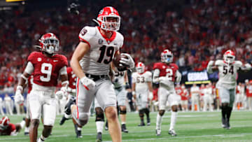 ATLANTA, GEORGIA - DECEMBER 04: Brock Bowers #19 of the Georgia Bulldogs scores a touchdown against the Alabama Crimson Tide during the fourth quarter of the SEC Championship game against the at Mercedes-Benz Stadium on December 04, 2021 in Atlanta, Georgia. (Photo by Todd Kirkland/Getty Images)