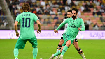 Real Madrid's Spanish midfielder Isco (R) plays a one-two with Real Madrid's Croatian midfielder Luka Modric (Photo by GIUSEPPE CACACE/AFP via Getty Images)