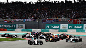 KUALA LUMPUR, MALAYSIA - OCTOBER 01: Lewis Hamilton of Great Britain driving the (44) Mercedes AMG Petronas F1 Team Mercedes F1 WO8 leads Max Verstappen of the Netherlands driving the (33) Red Bull Racing Red Bull-TAG Heuer RB13 TAG Heuer, Valtteri Bottas driving the (77) Mercedes AMG Petronas F1 Team Mercedes F1 WO8 and the rest of the field into turn two at the start during the Malaysia Formula One Grand Prix at Sepang Circuit on October 1, 2017 in Kuala Lumpur, Malaysia. (Photo by Mark Thompson/Getty Images)