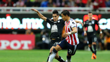 ZAPOPAN, MEXICO - FEBRUARY 17: Carlos Cisneros of Chivas fights for the ball with Erick Aguirre of Pachuca during the 8th round match between Chivas and Pachuca as part of the Torneo Clausura 2018 Liga MX at Akron Stadium on February 17, 2018 in Zapopan, Mexico. (Photo by Refugio Ruiz/Getty Images)