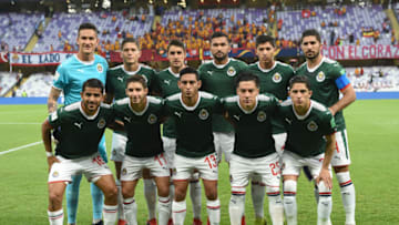 AL AIN,UNITED ARAB EMIRATES - DECEMBER 18: Players of Guadalajara line up for the team photos prior to the match between ES Tunis and CD Guadalajara on December 18, 2018 in Al Ain, United Arab Emirates. (Photo by Etsuo Hara/Getty Images)