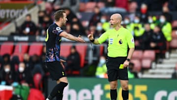 SOUTHAMPTON, ENGLAND - DECEMBER 28: Harry Kane of Tottenham Hotspur interacts with Match Referee Anthony Taylor during the Premier League match between Southampton and Tottenham Hotspur at St Mary's Stadium on December 28, 2021 in Southampton, England. (Photo by Dan Mullan/Getty Images)