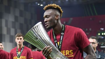 TIRANA, ALBANIA - MAY 25: Tammy Abraham of AS Roma celebrates with the Europe Conference League Trophy after victory the UEFA Conference League final match between AS Roma and Feyenoord at Arena Kombetare on May 25, 2022 in Tirana, Albania. (Photo by Silvia Lore/Getty Images)