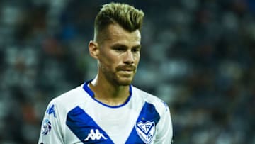 BUENOS AIRES, ARGENTINA - FEBRUARY 03: Gaston Gimenez of Velez leaves the field after receiving a red card during a match between Velez Sarsfield and River Plate as part of Superliga 2018/19 at Jose Amalfitani Stadium on February 3, 2019 in Buenos Aires, Argentina. (Photo by Amilcar Orfali/Getty Images)