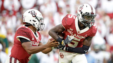 NORMAN, OK - SEPTEMBER 29: Quarterback Kyler Murray #1 fakes a hand off to wide receiver Marquise Brown #5 of the Oklahoma Sooners at Gaylord Family Oklahoma Memorial Stadium on September 29, 2018 in Norman, Oklahoma. Oklahoma defeated Baylor 66-33. (Photo by Brett Deering/Getty Images)