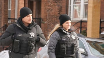 CHICAGO P.D. -- "Closer" Episode 916 -- Pictured: (l-r) Jesse Lee Soffer as Jay Halstead, Tracy Spiridakos as Hailey -- (Photo by: Lori Allen/NBC)