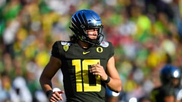 PASADENA, CALIFORNIA - JANUARY 01: Justin Herbert #10 of the Oregon Ducks runs to the huddle during the first quarter of the game against the Wisconsin Badgers at the Rose Bowl on January 01, 2020 in Pasadena, California. (Photo by Alika Jenner/Getty Images)