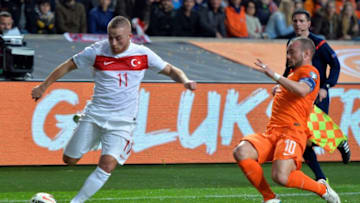 AMSTERDAM, NETHERLANDS - MARCH 28: Gokhan Tore of Turkey (L) in action against Wesley Sneijder of Netherlands (R) during the Euro 2016 qualifying round football match between Netherlands and Turkey at the Arena Stadium, on March 28, 2015 in Amsterdam. (Photo by Dursun Aydemir/Anadolu Agency/Getty Images)