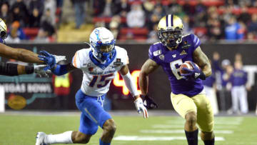 LAS VEGAS, NEVADA - DECEMBER 21: Chico McClatcher #6 of the Washington Huskies rushes against Jalen Walker #15 of the Boise State Broncos during the Mitsubishi Motors Las Vegas Bowl at Sam Boyd Stadium on December 21, 2019 in Las Vegas, Nevada. (Photo by David Becker/Getty Images)