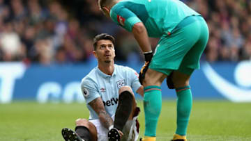 LONDON, ENGLAND - OCTOBER 28: Joe Hart of West Ham United checks that Jose Fonte of West Ham United is okay after going down during the Premier League match between Crystal Palace and West Ham United at Selhurst Park on October 28, 2017 in London, England. (Photo by Bryn Lennon/Getty Images)