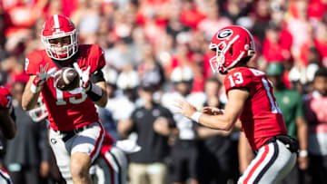 ATHENS, GA - OCTOBER 15: Brock Bowers #19 takes a pitch from Stetson Bennett #13 of the Georgia Bulldogs during a game between Vanderbilt Commodores and Georgia Bulldogs at Sanford Stadium on October 15, 2022 in Athens, Georgia. (Photo by Steve Limentani/ISI Photos/Getty Images)