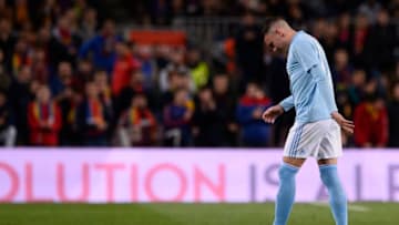 Celta Vigo's Spanish forward Iago Aspas leaves the pitch after resulting injured during the Spanish League football match between FC Barcelona and RC Celta de Vigo at the Camp Nou stadium in Barcelona on Decemeber 22, 2018. (Photo by Josep LAGO / AFP) (Photo credit should read JOSEP LAGO/AFP/Getty Images)