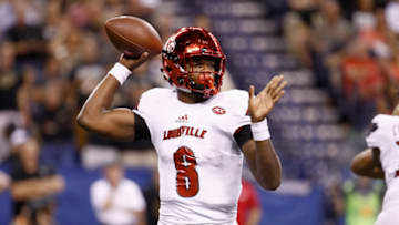 INDIANAPOLIS, IN - SEPTEMBER 02: Lamar Jackson #8 of the Louisville Cardinals throws the ball during the game against the Purdue Boilermakers at Lucas Oil Stadium on September 2, 2017 in Indianapolis, Indiana. (Photo by Andy Lyons/Getty Images)
