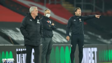SOUTHAMPTON, ENGLAND - NOVEMBER 06: Ralph Hasenhuttl, Manager of Southampton gives his team instructions during the Premier League match between Southampton and Newcastle United at St Mary's Stadium on November 06, 2020 in Southampton, England. Sporting stadiums around the UK remain under strict restrictions due to the Coronavirus Pandemic as Government social distancing laws prohibit fans inside venues resulting in games being played behind closed doors. (Photo by Adam Davy - Pool/Getty Images)