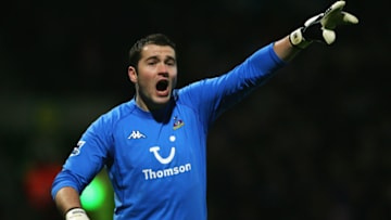 NORWICH,ENGLAND - DECEMBER 26: Paul Robinson of Tottenham Hotspur organises his defence during the Barclays Premiership match between Norwich City and Tottenham Hotspur at Carrow Road on December 26, 2004 in Norwich, England. (Photo by Jamie McDonald/Getty Images)