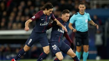 PARIS, FRANCE - NOVEMBER 22: Edinson Cavani of PSG and Julian Draxler of PSG battle for possession during the UEFA Champions League group B match between Paris Saint-Germain and Celtic FC at Parc des Princes on November 22, 2017 in Paris, France. (Photo by Catherine Ivill/Getty Images)