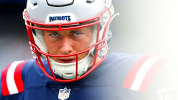 FOXBOROUGH, MASSACHUSETTS - SEPTEMBER 25: Quarterback Mac Jones #10 of the New England Patriots looks onward during pregame at Gillette Stadium on September 25, 2022 in Foxborough, Massachusetts. (Photo by Adam Glanzman/Getty Images)