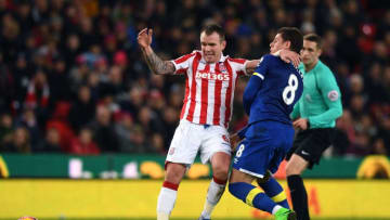 STOKE ON TRENT, ENGLAND - FEBRUARY 01: Glenn Whelan of Stoke City is challenged by Ross Barkley of Everton during the Premier League match between Stoke City and Everton at Bet365 Stadium on February 1, 2017 in Stoke on Trent, England. (Photo by Gareth Copley/Getty Images)