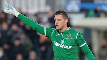 BERGAMO, ITALY - DECEMBER 30: Pierluigi Gollini of Atalanta BC gestures during the serie A match between Atalanta BC and Cagliari Calcio at Stadio Atleti Azzurri d'Italia on December 30, 2017 in Bergamo, Italy. (Photo by Emilio Andreoli/Getty Images)