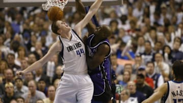 DALLAS - MAY 6: Chris Webber #4 of the Sacramento Kings dunks on Shawn Bradley #44 of the Dallas Mavericks in Game one of the Western Conference Semifinals during the 2003 NBA Playoffs at American Airlines Center on May 6, 2003 in Dallas, Texas. The Kings won 124-113. NOTE TO USER: User expressly acknowledges and agrees that, by downloading and/or using this Photograph, User is consenting to the terms and conditions of the Getty Images License Agreement.(Photo by: Ronald Martinez/Getty Images)