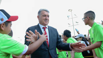 ATLANTA, GA OCTOBER 06: Atlanta head coach Gerardo Martino gives young fans high fives as the team enters the stadium prior to the match between Atlanta United and the New England Revolution on October 6th, 2018 at Mercedes-Benz Stadium in Atlanta, GA. Atlanta United FC defeated the New England Revolution by a score of 2 to 1. (Photo by Rich von Biberstein/Icon Sportswire via Getty Images)
