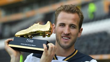 HULL, ENGLAND - MAY 21: Harry Kane of Tottenham Hotspur poses with Premier League Golden Boot award fter the Premier League match between Hull City and Tottenham Hotspur at KC Stadium on May 21, 2017 in Hull, England. (Photo by Laurence Griffiths/Getty Images)