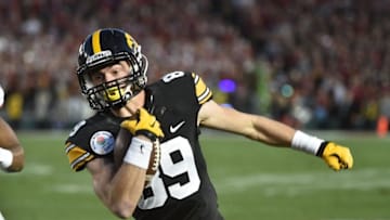 Jan 1, 2016; Pasadena, CA, USA; Iowa Hawkeyes wide receiver Matt VandeBerg (89) runs for a touchdown against the Stanford Cardinal during the fourth quarter in the 2016 Rose Bowl at Rose Bowl. Mandatory Credit: Robert Hanashiro-USA TODAY Sports