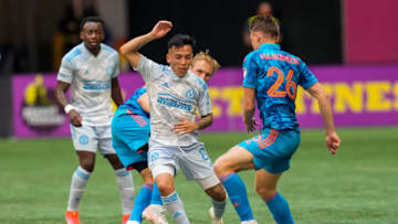 Atlanta United midfielder Ezequiel Barco controls the ball against Nashville SC. Mandatory Credit: Dale Zanine-USA TODAY Sports