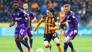 HULL, ENGLAND - MARCH 10: Harry Wilson (C) of Hull City runs past Alexander Tettey (L) and Harrison Reed (R) of Norwich City during the Sky Bet Championship match between Hull City and Norwich City at KCOM Stadium on March 10, 2018 in Hull, England. (Photo by Ashley Allen/Getty Images)