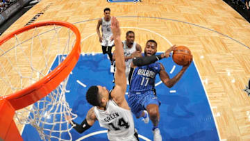 ORLANDO, FL - OCTOBER 27: Jonathon Simmons #17 of the Orlando Magic drives to the basket against the San Antonio Spurs on October 27, 2017 at Amway Center in Orlando, Florida. NOTE TO USER: User expressly acknowledges and agrees that, by downloading and or using this photograph, User is consenting to the terms and conditions of the Getty Images License Agreement. Mandatory Copyright Notice: Copyright 2017 NBAE (Photo by Fernando Medina/NBAE via Getty Images)