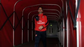 LONDON, ENGLAND - JANUARY 30: Mikel Arteta of Arsenal walks out for the warm up before the match between Arsenal and Burnley in the FA Cup 4th round at Emirates Stadium on January 30, 2016 in London, England. (Photo by David Price/Arsenal FC via Getty Images)