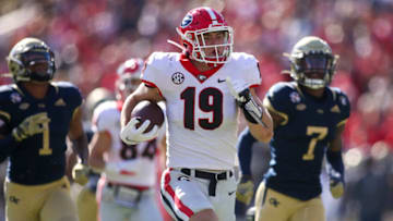 Georgia Bulldogs tight end Brock Bowers scores a touchdown against the Georgia Tech Yellow Jackets. (Mandatory Credit: Brett Davis-USA TODAY Sports)