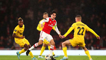 LONDON, ENGLAND - OCTOBER 03: Hector Bellerin of Arsenal passes the ball under pressure from Maxime Lestienne of Standard Liege during the UEFA Europa League group F match between Arsenal FC and Standard Liege at Emirates Stadium on October 03, 2019 in London, United Kingdom. (Photo by Dan Istitene/Getty Images)