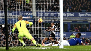 LIVERPOOL, ENGLAND - DECEMBER 05: Salomon Rondon of Newcastle United scores his team's first goal past Jordan Pickford of Everton during the Premier League match between Everton FC and Newcastle United at Goodison Park on December 5, 2018 in Liverpool, United Kingdom. (Photo by Jan Kruger/Getty Images)