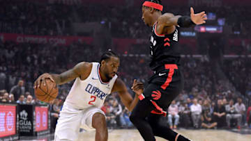 LOS ANGELES, CALIFORNIA - NOVEMBER 11: Kawhi Leonard #2 of the LA Clippers dribbles as he is guarded by Rondae Hollis-Jefferson #4 of the Toronto Raptors during the first half at Staples Center on November 11, 2019 in Los Angeles, California. NOTE TO USER: User expressly acknowledges and agrees that, by downloading and/or using this photograph, user is consenting to the terms and conditions of the Getty Images License Agreement. (Photo by Harry How/Getty Images)
