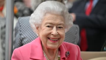 LONDON, ENGLAND - MAY 23: Queen Elizabeth II is given a tour by Keith Weed, President of the Royal Horticultural Society during a visit to The Chelsea Flower Show 2022 at the Royal Hospital Chelsea on May 23, 2022 in London, England. The Chelsea Flower Show returns to its usual place in the horticultural calendar after being cancelled in 2020 and postponed in 2021 due to the Covid pandemic. This year sees the Show celebrate the Queen's Platinum Jubilee and also a theme of calm and mindfulness running through the garden designs. (Photo by Paul Grover - Pool / Getty Images)